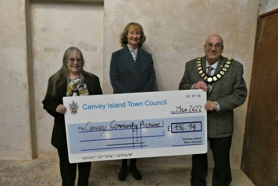 Janet Walden, Chair of the archive, accepting the cheque from Mayor Barry Palmer and his wife Dot.
