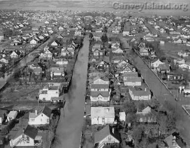 Looking north up Maurice Road with the Fortuna Store during the Great Flood of 1953