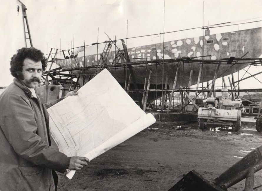 Tony Fincham standing by the boat with the plans. Dated December 1973 | Echo Newspaper Group