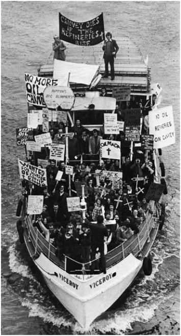 Boatload of protestors | Robert Hallmann