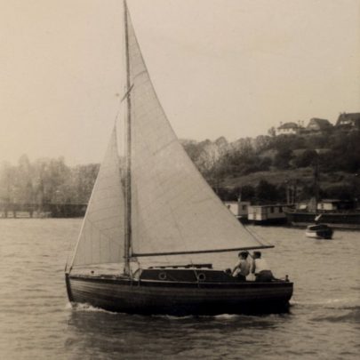 Great picture of the sloop nearly the same as the one on the leaflet. See the houseboats and the houses on top of the downs | Keith Patten