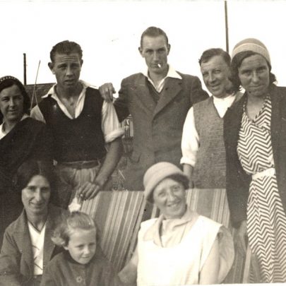 This picture is dated 10th July 1933 was it taken on Canvey and who is in the picture?
