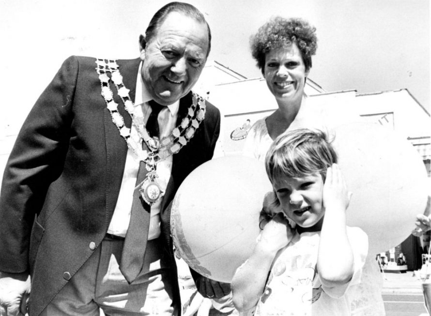 Canvey Walk 1990 | Echo Newspaper Archive