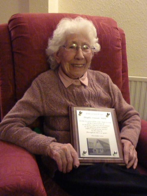 Phyllis with her plaque from St Nicholas Church | Janet Penn